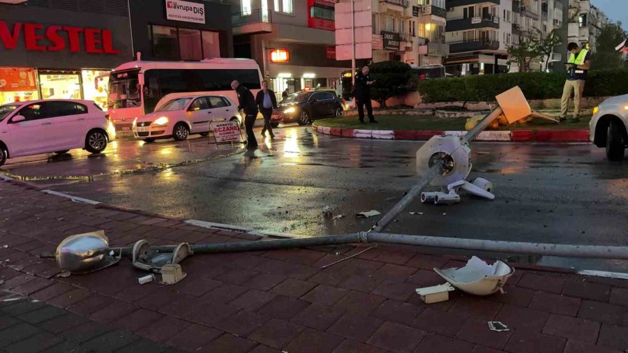 Fırtına Tonlarca Ağırlıktaki Çatıyı Karayoluna Savurdu, Muhtemel Faciadan Dönüldü