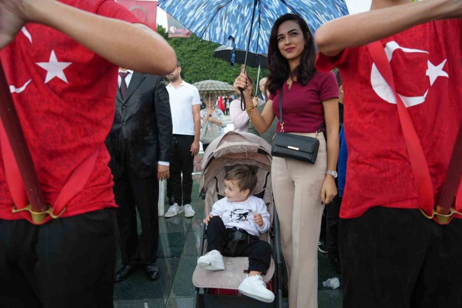 Antalyalılar 29 Ekim Coşkusunu Sağanak Yağmur Altında Kutladı