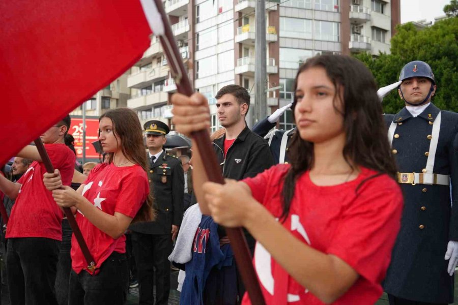 Antalyalılar 29 Ekim Coşkusunu Sağanak Yağmur Altında Kutladı