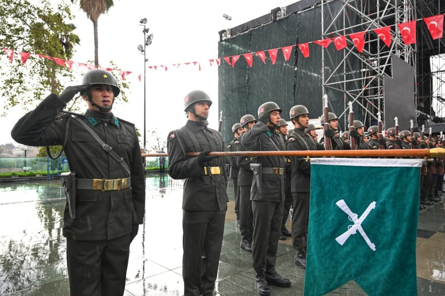 Antalyalılar 29 Ekim Coşkusunu Sağanak Yağmur Altında Kutladı