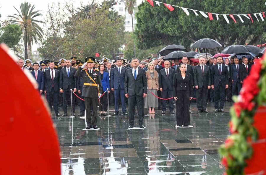 Antalyalılar 29 Ekim Coşkusunu Sağanak Yağmur Altında Kutladı
