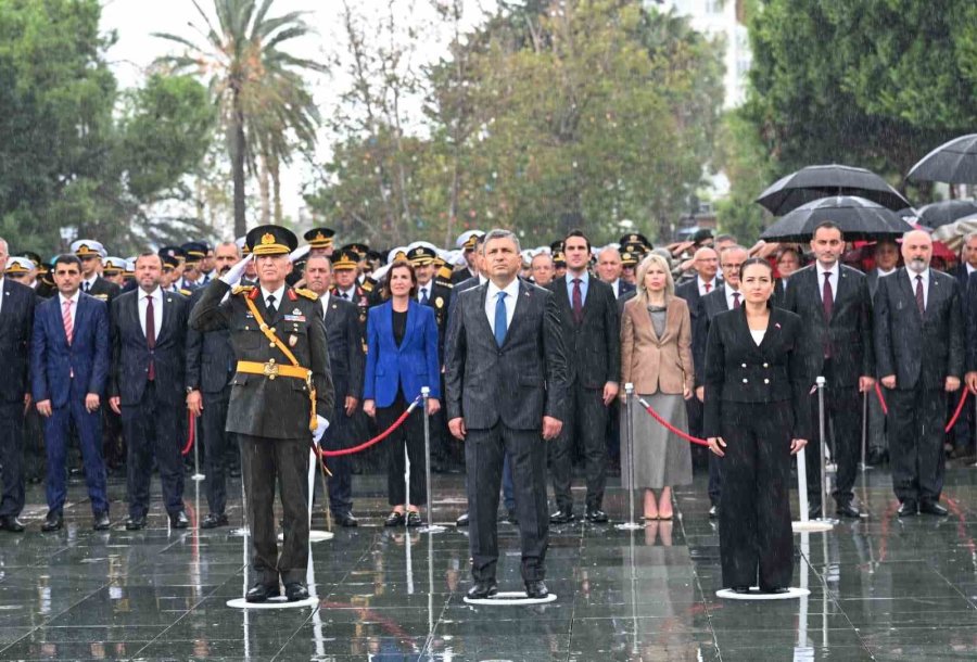 Antalyalılar 29 Ekim Coşkusunu Sağanak Yağmur Altında Kutladı