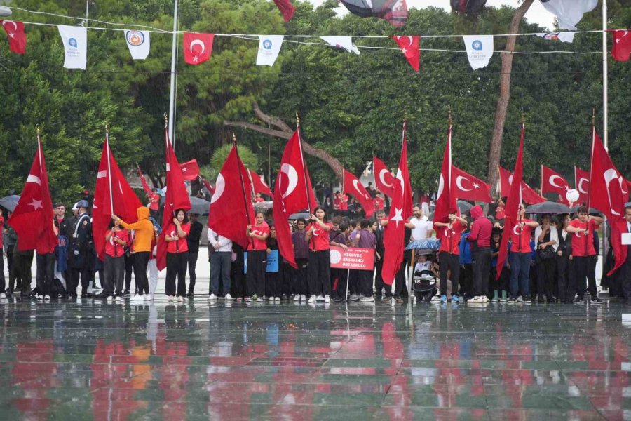 Antalyalılar 29 Ekim Coşkusunu Sağanak Yağmur Altında Kutladı