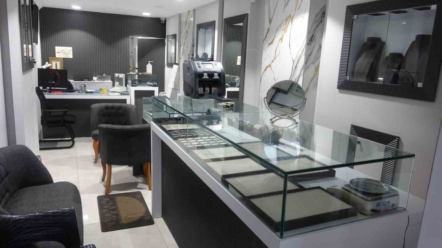 Antalya’da Kameraları Boyayıp, Çelik Kasayı Delerek Kuyumcudan 5 Kilo Altın Çalıp Kaçtılar