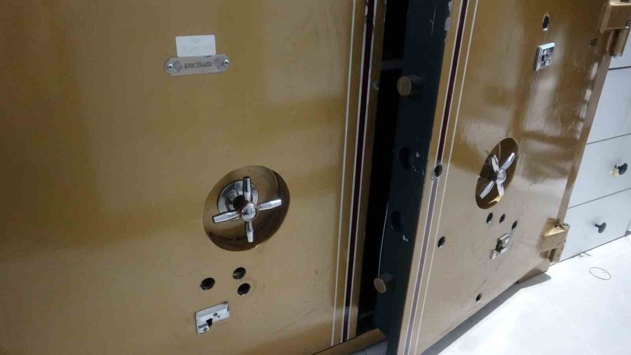 Antalya’da Kameraları Boyayıp, Çelik Kasayı Delerek Kuyumcudan 5 Kilo Altın Çalıp Kaçtılar