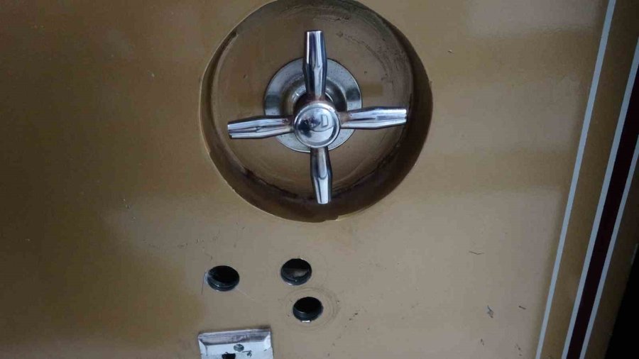 Antalya’da Kameraları Boyayıp, Çelik Kasayı Delerek Kuyumcudan 5 Kilo Altın Çalıp Kaçtılar