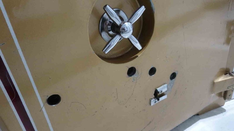 Antalya’da Kameraları Boyayıp, Çelik Kasayı Delerek Kuyumcudan 5 Kilo Altın Çalıp Kaçtılar