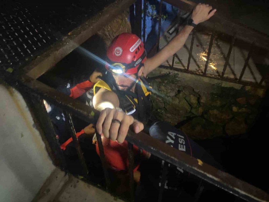 Sığındıkları Mağarada Mahsur Kaldılar: Restoranın Bahçesinden Film Gibi Operasyonla Kurtarıldılar