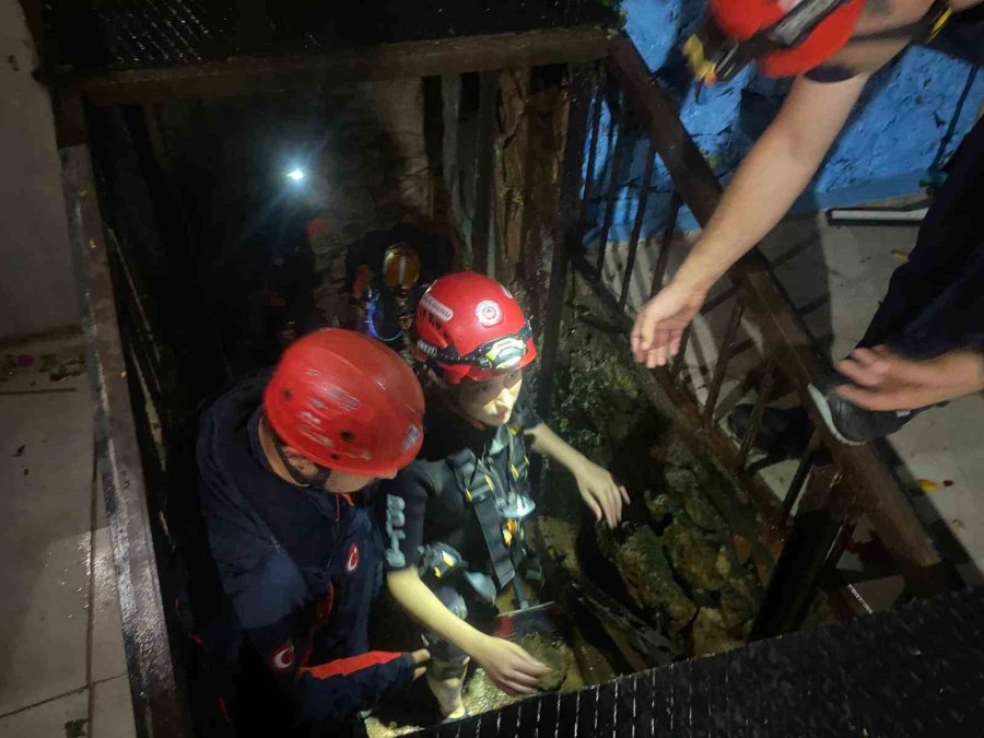 Sığındıkları Mağarada Mahsur Kaldılar: Restoranın Bahçesinden Film Gibi Operasyonla Kurtarıldılar