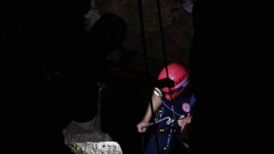 Sığındıkları Mağarada Mahsur Kaldılar: Restoranın Bahçesinden Film Gibi Operasyonla Kurtarıldılar