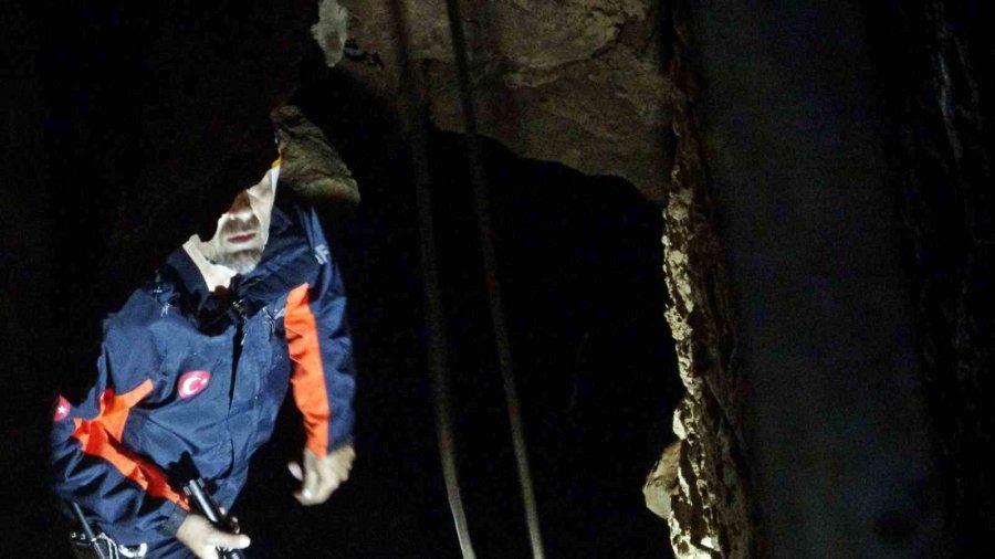 Sığındıkları Mağarada Mahsur Kaldılar: Restoranın Bahçesinden Film Gibi Operasyonla Kurtarıldılar