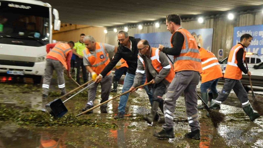 Belediye Ekipleri, Yağışın Oluşturduğu Olumsuzluklara 81 Araç Ve 323 Personelle Hızla Müdahale Etti