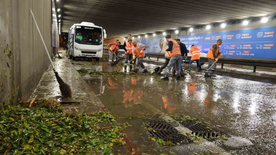 Belediye Ekipleri, Yağışın Oluşturduğu Olumsuzluklara 81 Araç Ve 323 Personelle Hızla Müdahale Etti