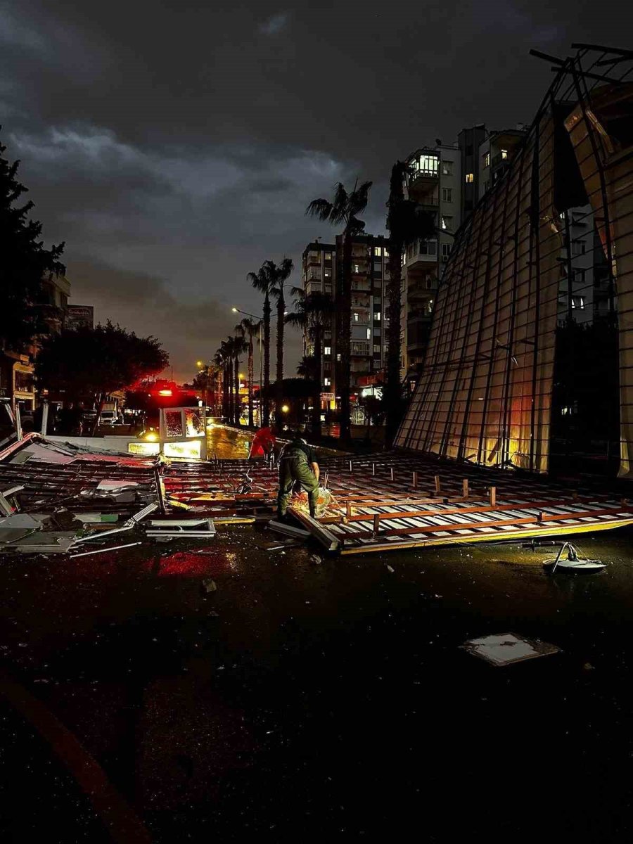 Belediye Ekipleri, Yağışın Oluşturduğu Olumsuzluklara 81 Araç Ve 323 Personelle Hızla Müdahale Etti