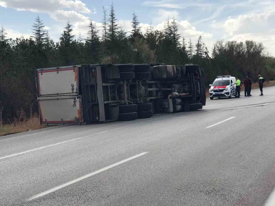 Yağ Yüklü Kamyon Devrildi: 1 Yaralı