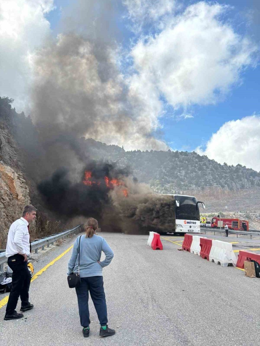 Yolcu Otobüsü Alev Aldı