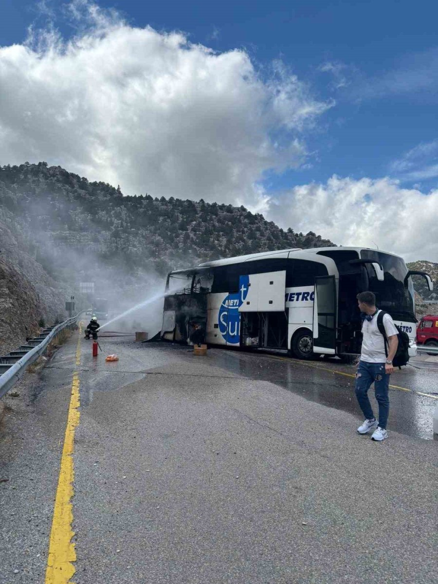 Yolcu Otobüsü Alev Aldı
