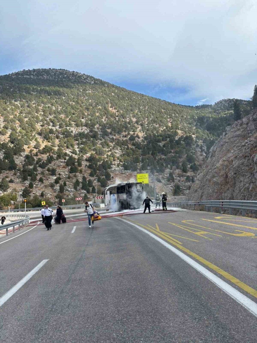Yolcu Otobüsü Alev Aldı
