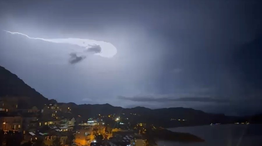 Kaş’ta Şimşekler Geceyi Gündüze Çevirdi: Muhteşem Doğa Olayı Kameraya Yansıdı