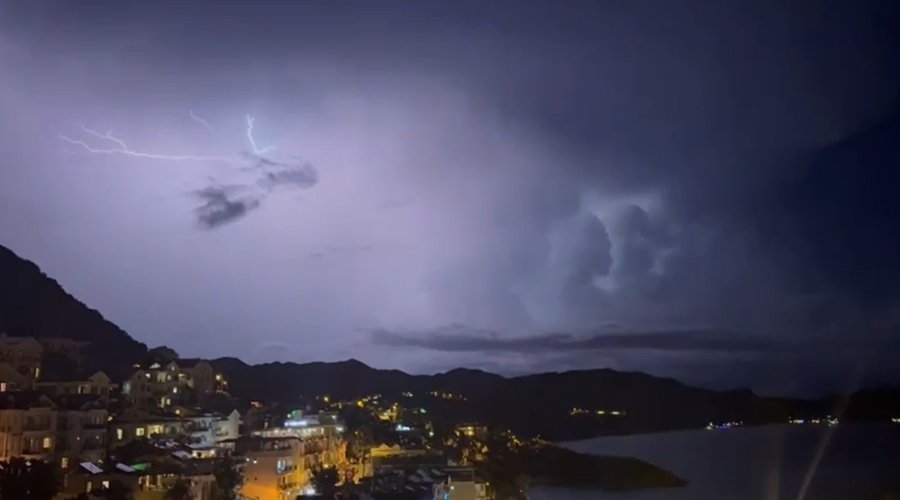 Kaş’ta Şimşekler Geceyi Gündüze Çevirdi: Muhteşem Doğa Olayı Kameraya Yansıdı