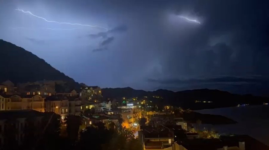 Kaş’ta Şimşekler Geceyi Gündüze Çevirdi: Muhteşem Doğa Olayı Kameraya Yansıdı