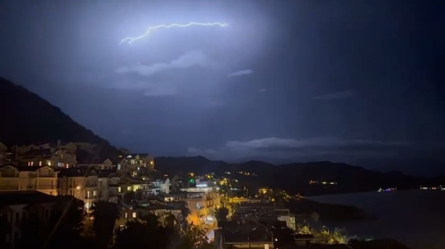 Kaş’ta Şimşekler Geceyi Gündüze Çevirdi: Muhteşem Doğa Olayı Kameraya Yansıdı