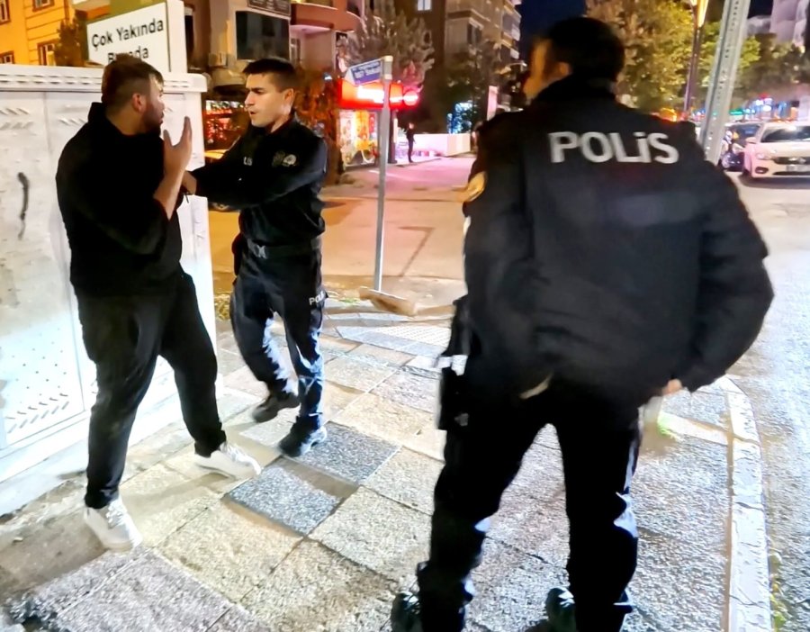 Yoldan Geçen Araçlara Zarar Verdi, Polise Direndi, "öldürün Beni" Diye Bağırdı
