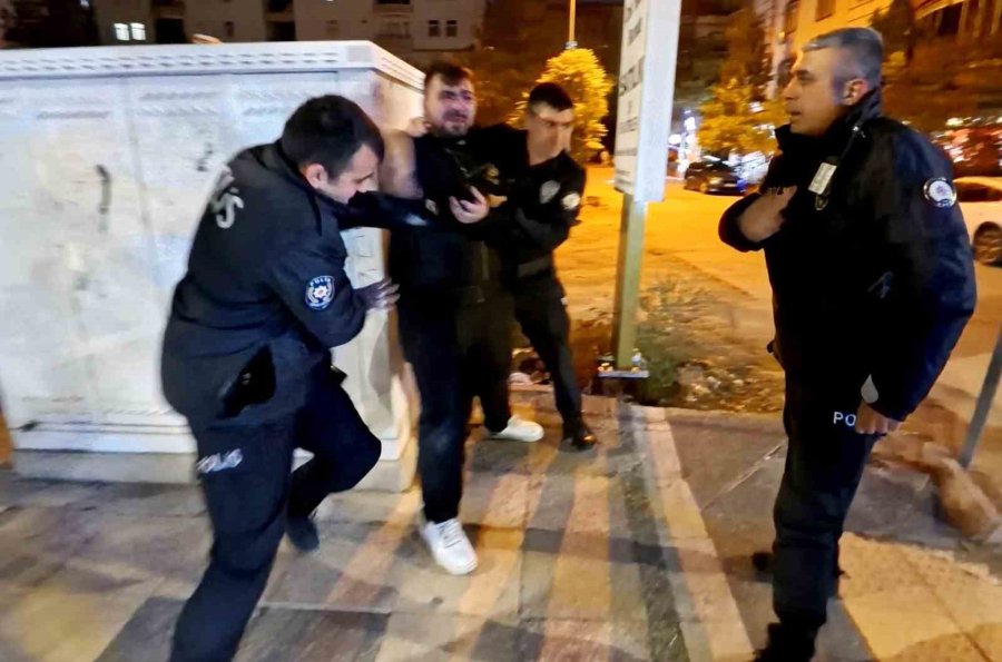 Yoldan Geçen Araçlara Zarar Verdi, Polise Direndi, "öldürün Beni" Diye Bağırdı
