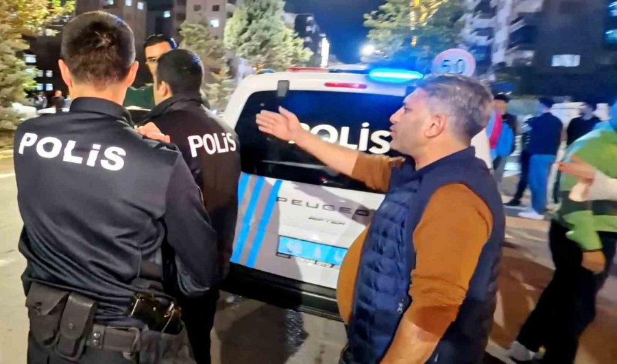 Yoldan Geçen Araçlara Zarar Verdi, Polise Direndi, "öldürün Beni" Diye Bağırdı