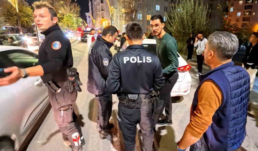 Yoldan Geçen Araçlara Zarar Verdi, Polise Direndi, "öldürün Beni" Diye Bağırdı