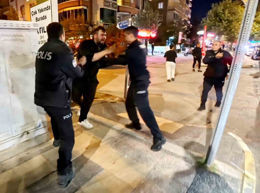 Yoldan Geçen Araçlara Zarar Verdi, Polise Direndi, "öldürün Beni" Diye Bağırdı