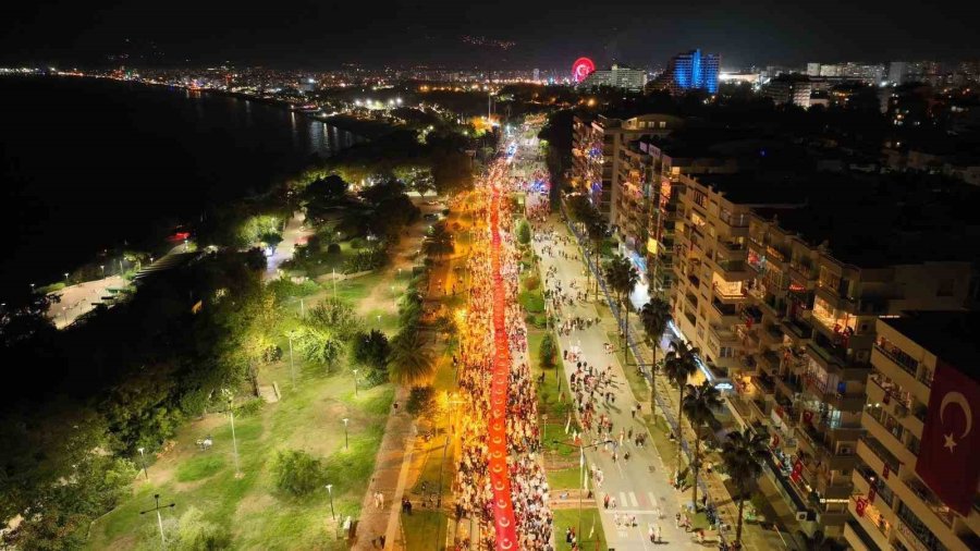 Antalya’da 400 Metrelik Dev Bayrakla Cumhuriyet Coşkusu: Fener Alayı’na Yüzlerce Kişi Katıldı