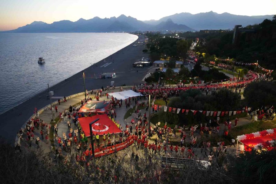 Antalya’da 400 Metrelik Dev Bayrakla Cumhuriyet Coşkusu: Fener Alayı’na Yüzlerce Kişi Katıldı