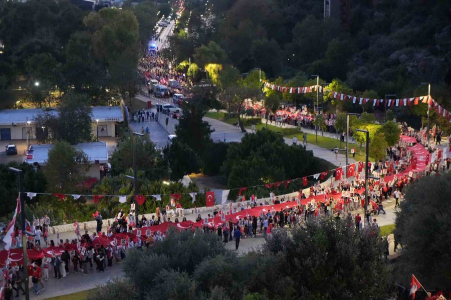 Antalya’da 400 Metrelik Dev Bayrakla Cumhuriyet Coşkusu: Fener Alayı’na Yüzlerce Kişi Katıldı