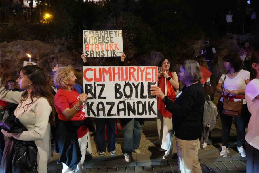 Antalya’da 400 Metrelik Dev Bayrakla Cumhuriyet Coşkusu: Fener Alayı’na Yüzlerce Kişi Katıldı