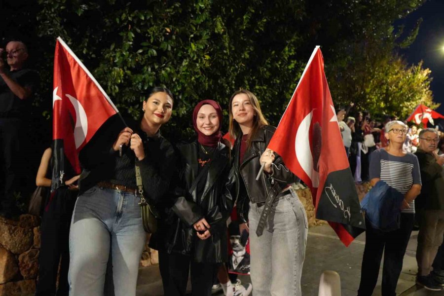 Antalya’da 400 Metrelik Dev Bayrakla Cumhuriyet Coşkusu: Fener Alayı’na Yüzlerce Kişi Katıldı