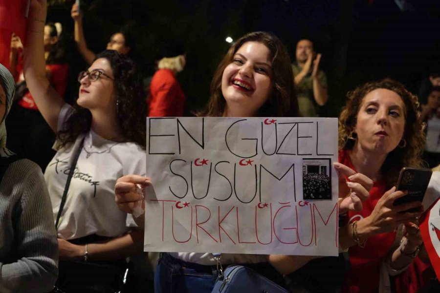 Antalya’da 400 Metrelik Dev Bayrakla Cumhuriyet Coşkusu: Fener Alayı’na Yüzlerce Kişi Katıldı