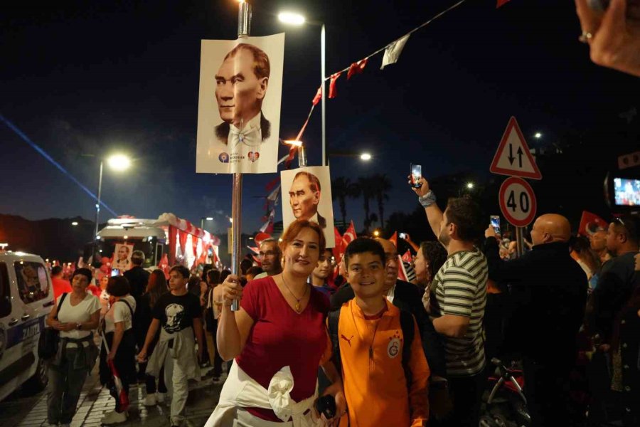 Antalya’da 400 Metrelik Dev Bayrakla Cumhuriyet Coşkusu: Fener Alayı’na Yüzlerce Kişi Katıldı