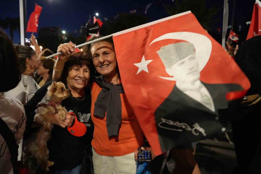 Antalya’da 400 Metrelik Dev Bayrakla Cumhuriyet Coşkusu: Fener Alayı’na Yüzlerce Kişi Katıldı
