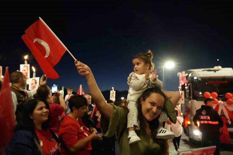 Antalya’da 400 Metrelik Dev Bayrakla Cumhuriyet Coşkusu: Fener Alayı’na Yüzlerce Kişi Katıldı
