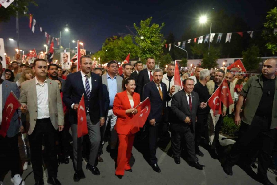 Antalya’da 400 Metrelik Dev Bayrakla Cumhuriyet Coşkusu: Fener Alayı’na Yüzlerce Kişi Katıldı