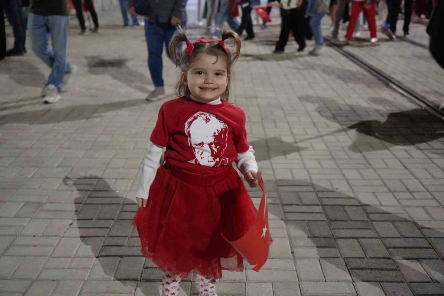 Antalya’da 400 Metrelik Dev Bayrakla Cumhuriyet Coşkusu: Fener Alayı’na Yüzlerce Kişi Katıldı