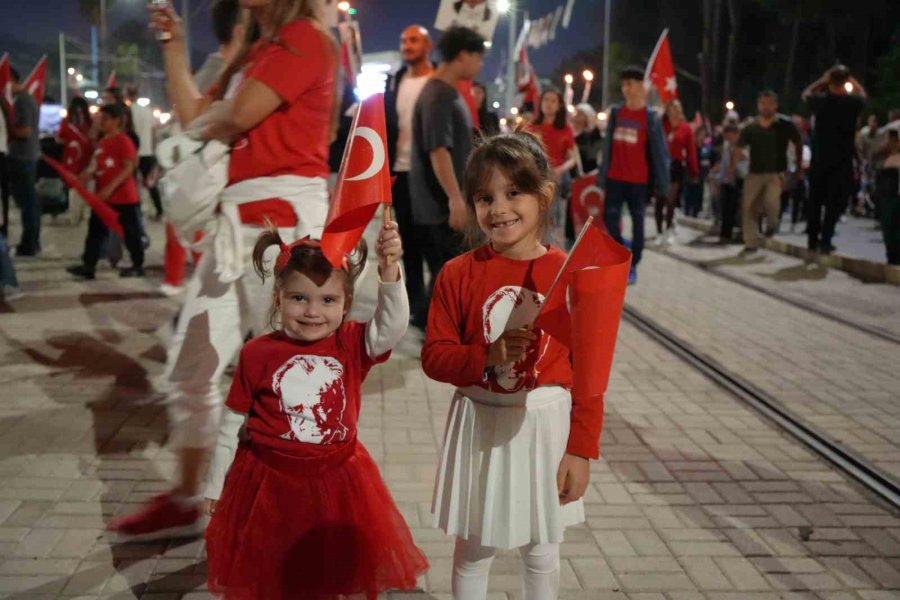 Antalya’da 400 Metrelik Dev Bayrakla Cumhuriyet Coşkusu: Fener Alayı’na Yüzlerce Kişi Katıldı