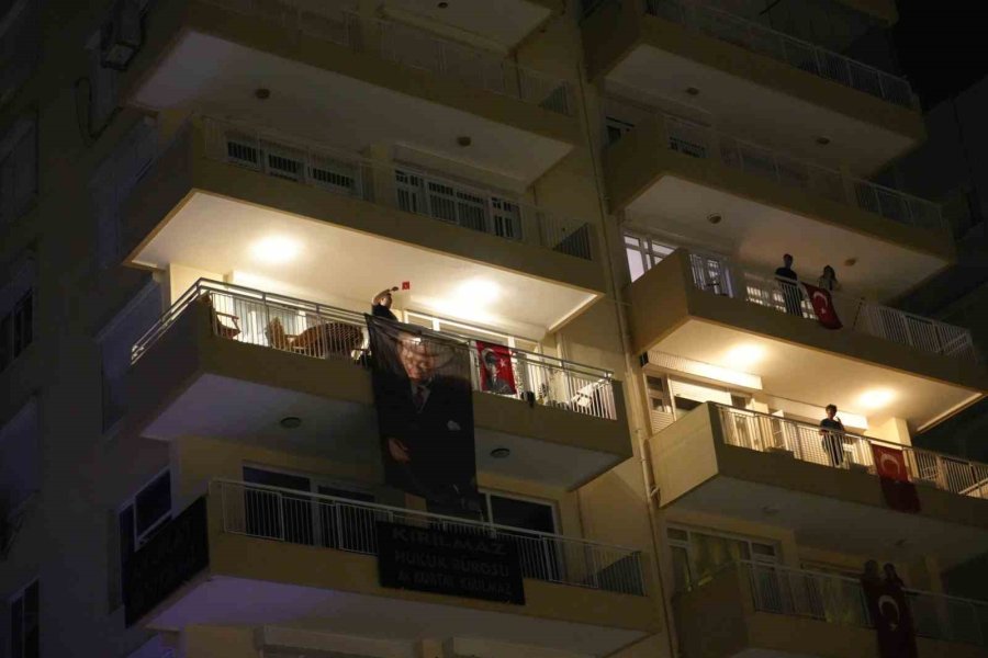 Antalya’da 400 Metrelik Dev Bayrakla Cumhuriyet Coşkusu: Fener Alayı’na Yüzlerce Kişi Katıldı