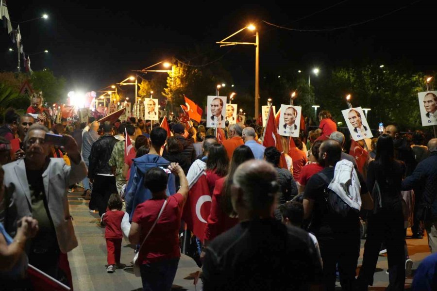 Antalya’da 400 Metrelik Dev Bayrakla Cumhuriyet Coşkusu: Fener Alayı’na Yüzlerce Kişi Katıldı