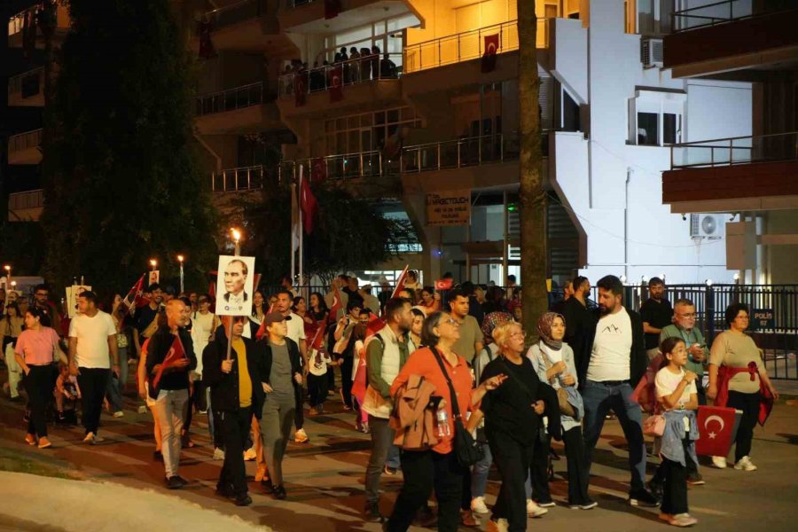 Antalya’da 400 Metrelik Dev Bayrakla Cumhuriyet Coşkusu: Fener Alayı’na Yüzlerce Kişi Katıldı