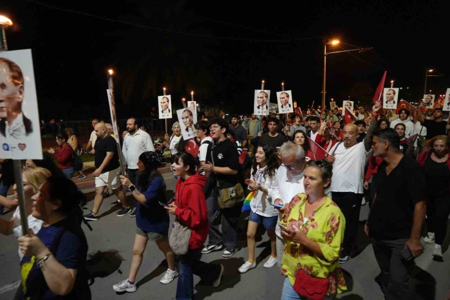 Antalya’da 400 Metrelik Dev Bayrakla Cumhuriyet Coşkusu: Fener Alayı’na Yüzlerce Kişi Katıldı