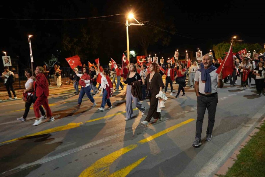 Antalya’da 400 Metrelik Dev Bayrakla Cumhuriyet Coşkusu: Fener Alayı’na Yüzlerce Kişi Katıldı