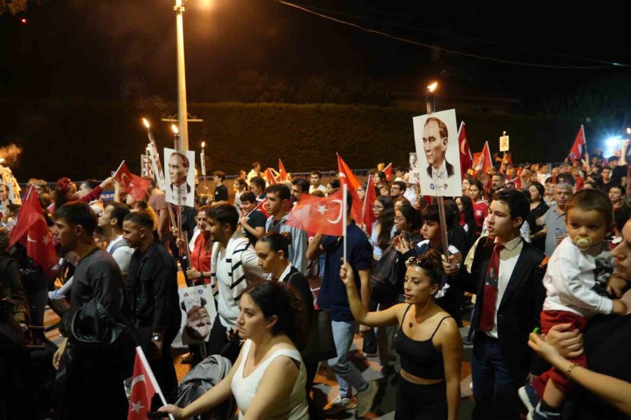 Antalya’da 400 Metrelik Dev Bayrakla Cumhuriyet Coşkusu: Fener Alayı’na Yüzlerce Kişi Katıldı