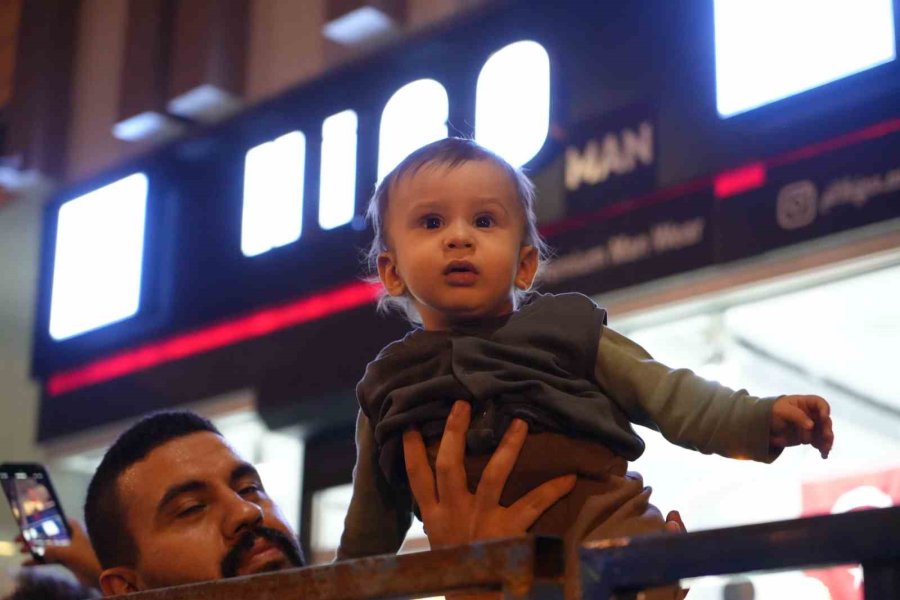 Antalya’da 400 Metrelik Dev Bayrakla Cumhuriyet Coşkusu: Fener Alayı’na Yüzlerce Kişi Katıldı